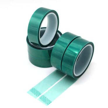 Bandă adezivă termorezistentă, disponibilă în dimensiuni de 30 mm, 40 mm și 50 mm lățime, cu lungime standard de 66 m